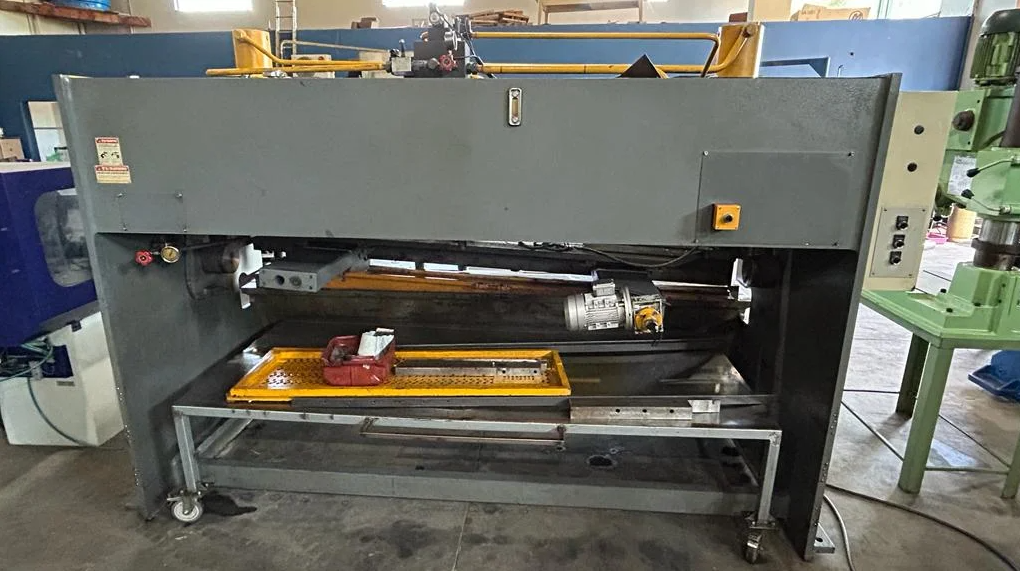 Guilhotina Hidráulica 2500 X 6 Mm Código Interno: 207 - WCM Máquinas | Empresa de Máquinas em Jaboticabal/SP